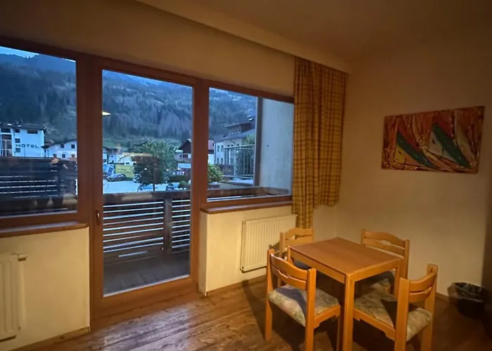 Hotel Schwarzer Adler 2*